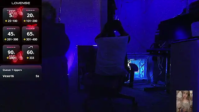 Blondiewithanass stripchat live cam model