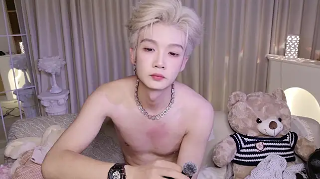 XiaoHuiHui-111 stripchat live cam model