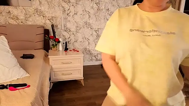 Juliamills stripchat live cam model