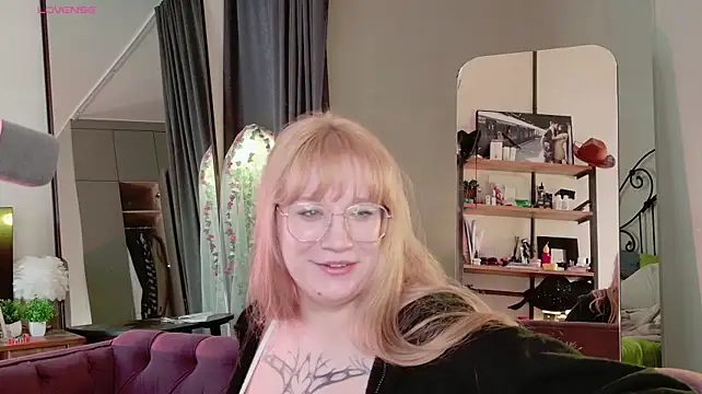 Morvelyn stripchat live cam model