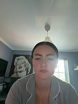 LolaSkyee stripchat live cam model