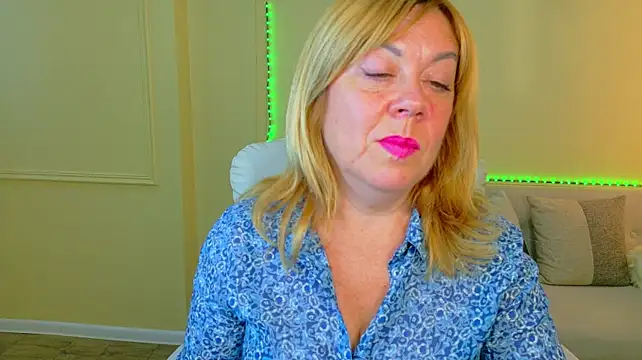 ChristinaDavedes stripchat live cam model