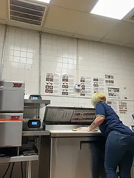 lindzybella stripchat live cam model