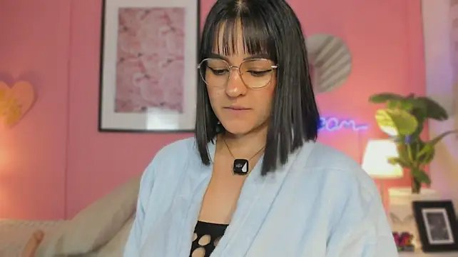 SoySaraa stripchat live cam model