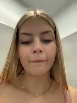 RossyMood stripchat live cam model