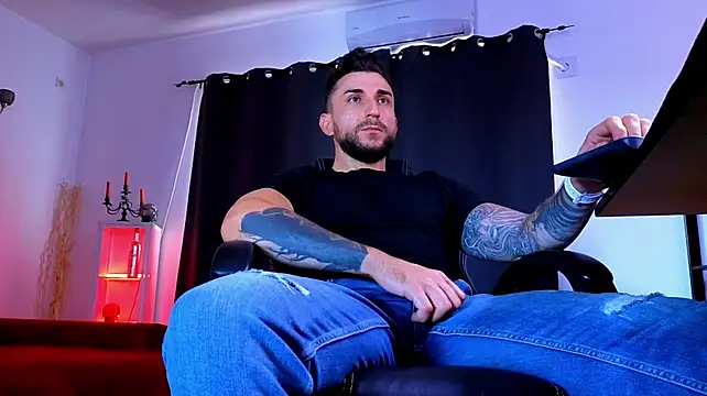 MightyAaron66 stripchat live cam model