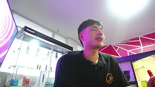 andylol330 stripchat live cam model