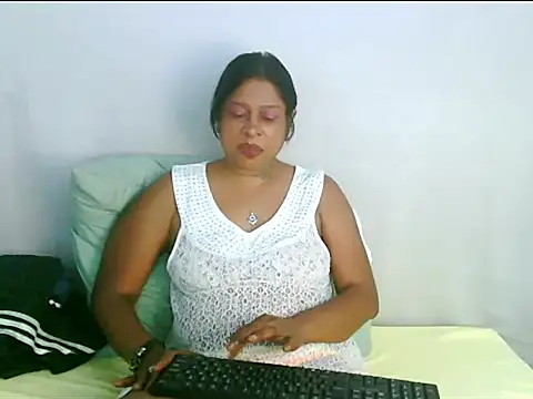 HotIndianMilf69 stripchat live cam model