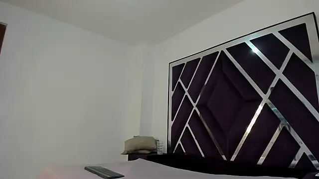 kiaraht stripchat live cam model