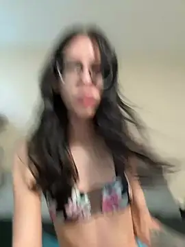 EmiliaXxx2 stripchat live cam model