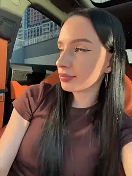 flora_off stripchat live cam model