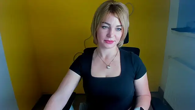 CuttieEmma stripchat live cam model