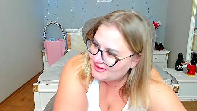 IrenRori stripchat live cam model
