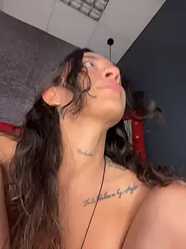 SinSirenXXX stripchat live cam model