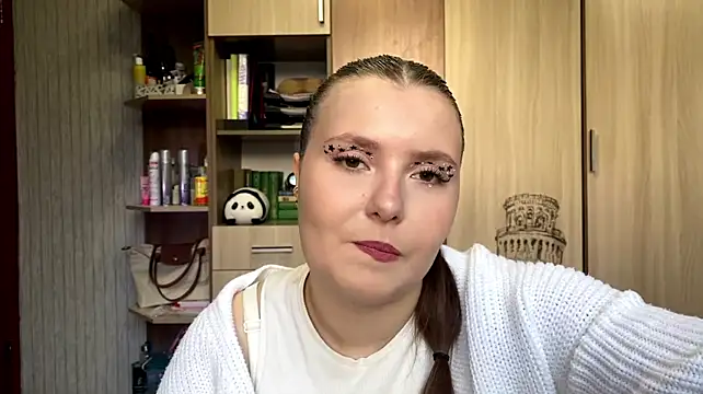 Shinylvy stripchat live cam model