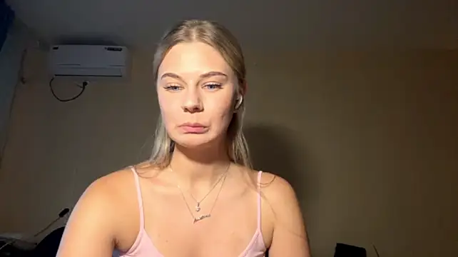 HoneysPiee stripchat live cam model