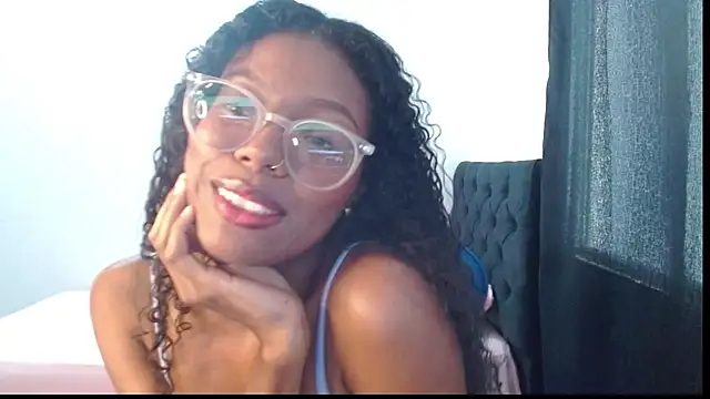 NinaDiamond699 stripchat live cam model