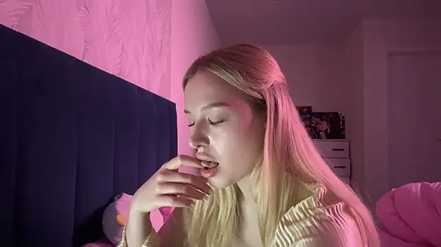 Elisahaps stripchat live cam model