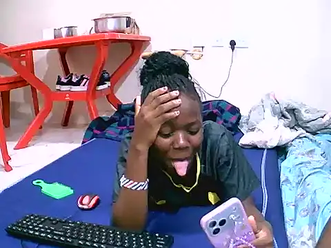 QueenSar stripchat live cam model