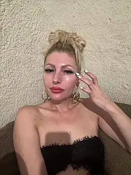LoLAHotLove stripchat live cam model