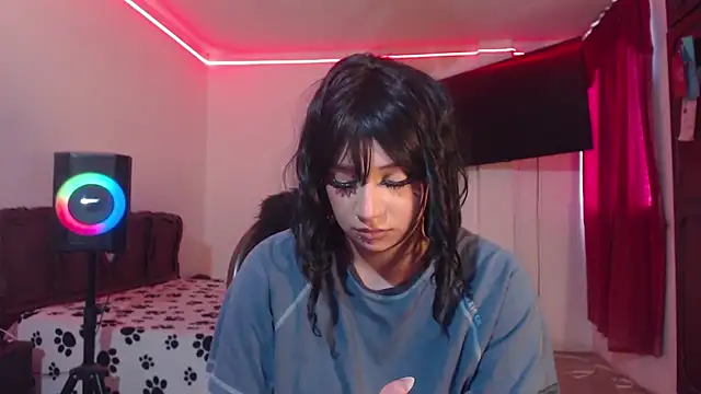 ellyhills stripchat live cam model