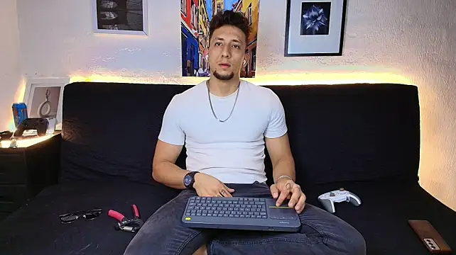 SR_EMILIOCUM stripchat live cam model