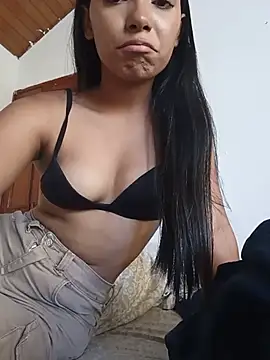 Leilaplus0s stripchat live cam model