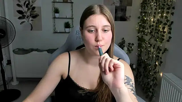 ViolaSecret stripchat live cam model