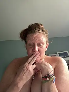 Kellilyn10 stripchat live cam model