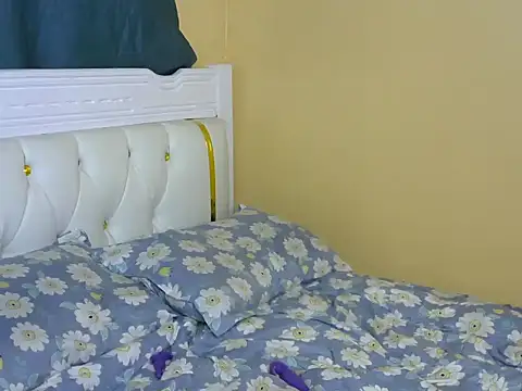 PetitePeachyy stripchat live cam model