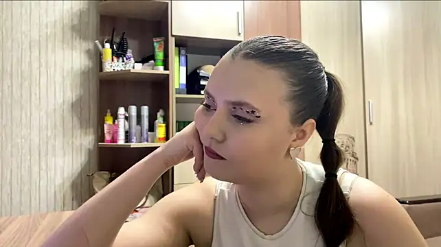 Shinylvy stripchat live cam model
