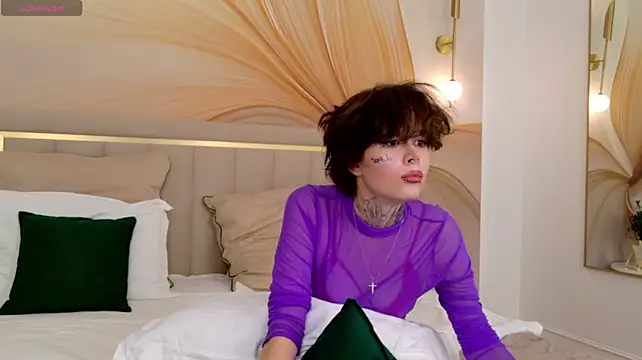 LindaYoung stripchat live cam model