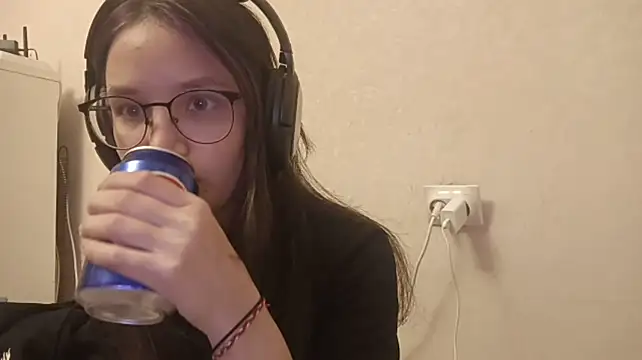 KelliBeatrice stripchat live cam model