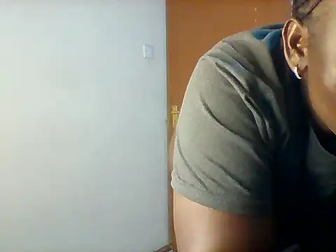 QueenOfAss11 stripchat live cam model