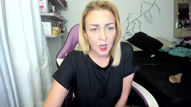adri_smoke25 stripchat live cam model