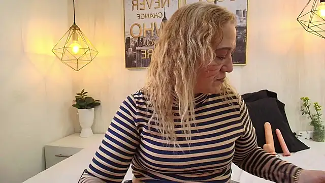Iris_faster stripchat live cam model