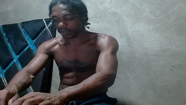 Larry-n-clouds stripchat live cam model