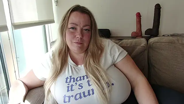 Tara_Emeraldd stripchat live cam model