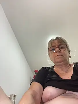 slutgold stripchat live cam model