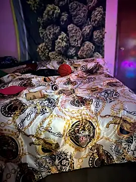 Jennybootyjones stripchat live cam model