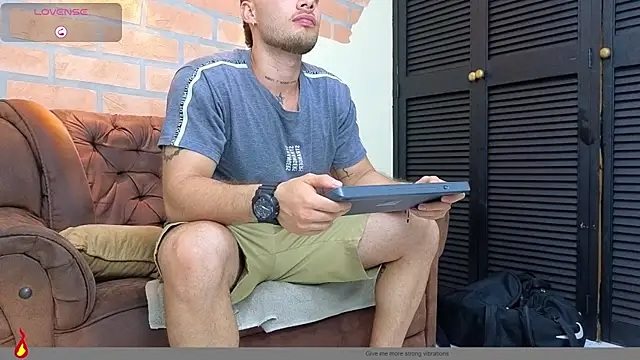 Kiing_001 stripchat live cam model