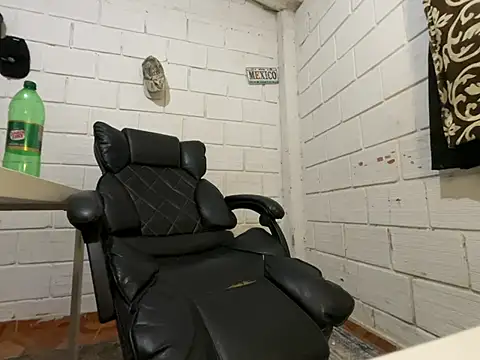 Max_TheHorseDick stripchat live cam model