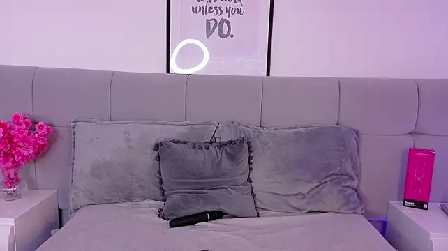 Nicolee_Saint stripchat live cam model