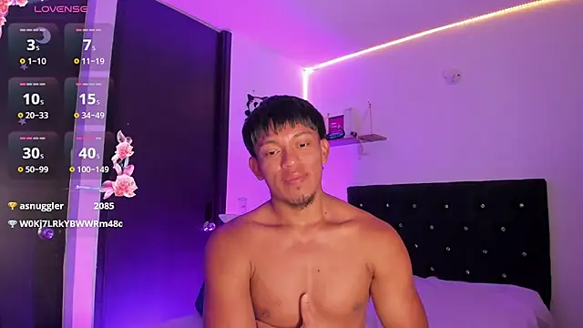 santinaughty stripchat live cam model