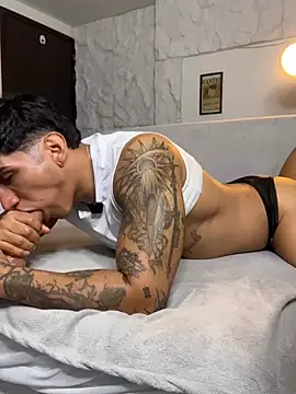 muscle_boyhorny stripchat live cam model