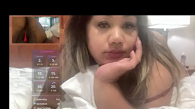 whiteNyellw stripchat live cam model