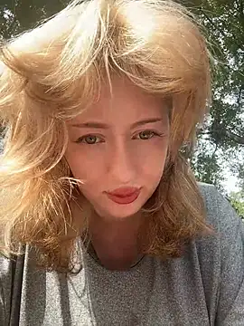RonnieKiss stripchat live cam model
