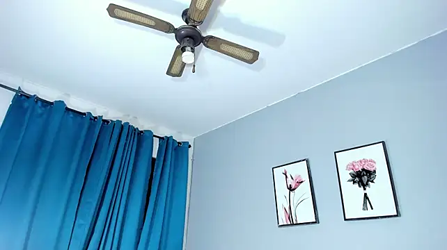 SaraayW stripchat live cam model