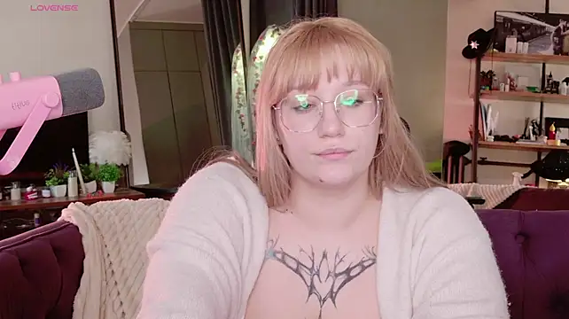 Morvelyn stripchat live cam model