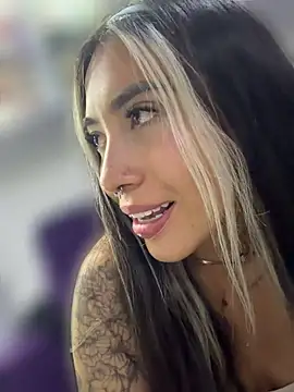 ManuelaVeeleez stripchat live cam model